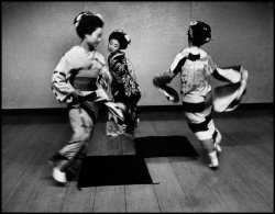 taishou-kun:  Dennis Stock (1928-2010) Geiko dance - Japan - 1956 Source : Magnum photos 