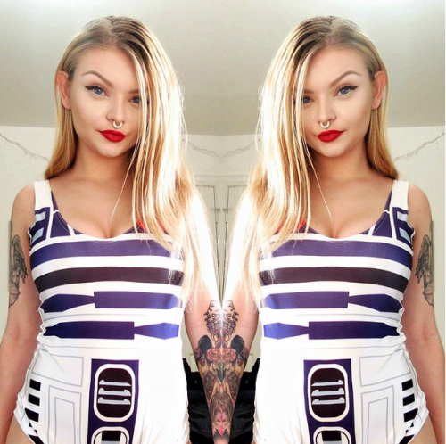nerdygirlsnaked:  What a stunner! Instagram @mermaidelf 