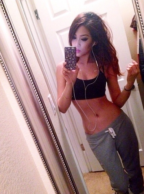 three-way-dreamer:  yellow-fever-asia:  Asian Selfies  My kind of girl