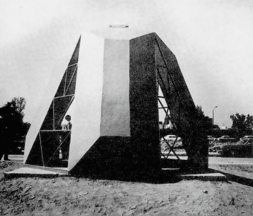 unavidamoderna:Vista de un lateral y posterior fachadas, Experimental ‘Casa Iglu’, México 1968Arq. F