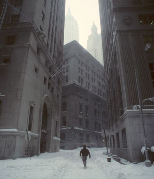 vintageeveryday:Photos of New York during the snowstorm in 1996.