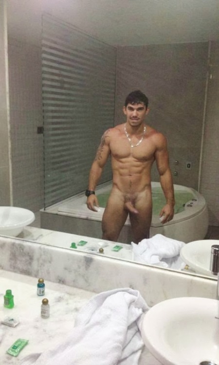 rodyrico:  vergasyfetichesgay:  Diego Mineiro, sexy macho brasileño con una imponente vergota!  …Para ver mas latinos vergones entra a  vergasyfetichesgay    Que ricura, guauuuuu