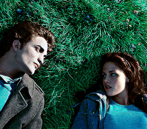DAILYFLICKS 20K EVENT: FAVORITE FALL/HALLOWEEN FILM PER MEMBER TWILIGHT (2008) Rachel (@maya-hawke)
