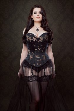 espartilhos:   Dark Beauty Magazine Photographer: Iberian Black Arts Corset: Vanyanís Model: Lowana O’Shea 