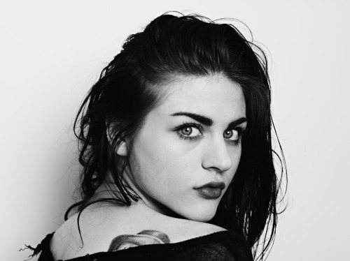 XXX lesbeehive:  Les Beehive – Frances Bean photo