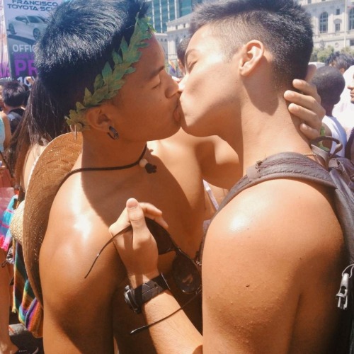 ratchard:  deejaayfrancisco:  Make out with a stranger at pride. Check✔  that should be me wtf 