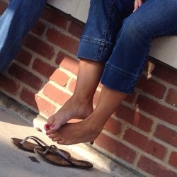 footyummy24:  Flip flop dangle on campus!