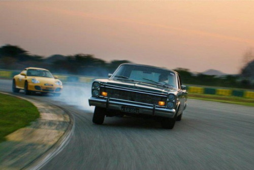 crazyforcars:  Wait, what the hell is going on here… a Porsch chasing a 1965 full-size Ford? 