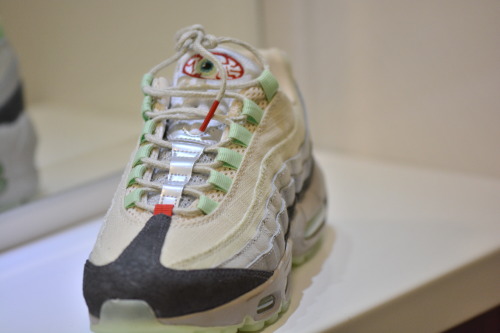 deadstockk:  Halloween 95s