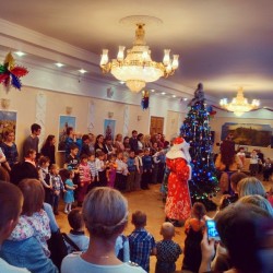 Regram @kuivinen   January 6, 2014  #NewYear #children #Holiday #DedMoroz #Snegurochka #Yolka #Izhevsk #Russia  Новогодний детский утренник  #Ёлка #Елка #НовыйГод #ДедМороз #Снегурочка #дети