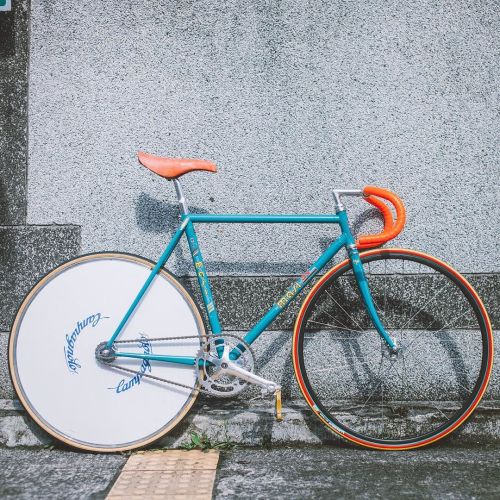 thebicycletree: #互補色 Complementary colors on Bonjour Cheng’s bike. . . . #Fahrrad #Bicicleta #Bicicl