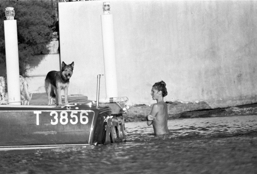 ur-s:  secretbeautysociety:  Brigitte Bardot à La Madrague, St-Tropez, 1975.  What