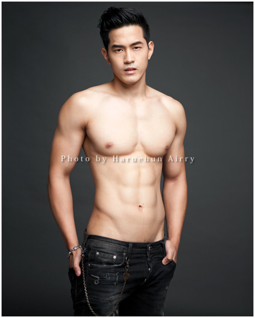 mantop10691:  泰國名攝影師Haruehun Airry男寵系列..最近也出寫真書的肌肉帥哥..Aun Warit 