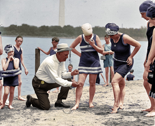 cosmos-dreams: fucknosexistcostumes: Police making a woman take off her clothing at the beach becaus