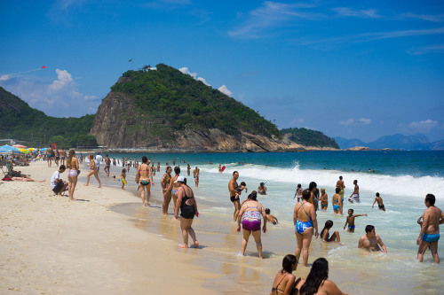 noodlesandbeef:  First real beach day.  Went to Copacabana, world famous for its perfect water, sand, breeze, and hotties…its reputation has turned it into a bit of a tourist trap.  The beach is completely packed…but that doesn’t detract from