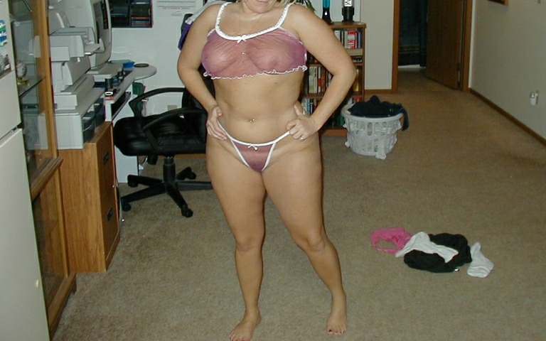 wifeshare3:  I would love to have her answer the door like this.