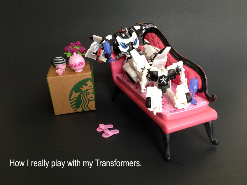 nucleartuna:  batchix:  the-starhorse:  Robos like to be comfy, too. I swear I’ll