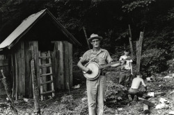 thenewloverofbeauty:  John Cohen: Roscoe Holcomb,  Daisy, KY   (1959)