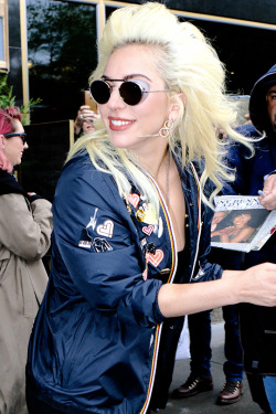 gagasgallery:   Gaga leaves her apartment