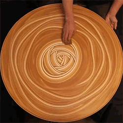 danielcnicolini:  taktophoto:  Hypnotic Patterns Drawn on Spinning Potter’s Wheel  Spinning mandalas. El enchastre qué puedo hacer yo…. 