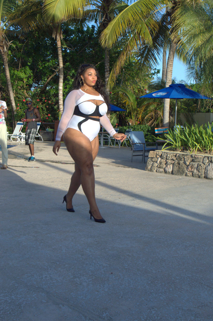 planetofthickbeautifulwomen:  Amazon Plus Size Model Candice Kelly @ The Fashion