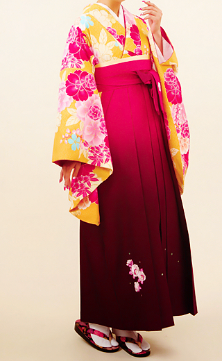 ichinitsuite:   Hakama (袴) that usually worn by woman at graduation ceremony   images sources: (x) (x) 