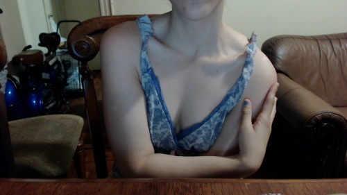 slut-overload:  Click here to view more explicit nudes of me ♥