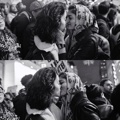 tofixtheshadows: nymerohs: “In the middle of a Trump protest in Manhattan - so beautiful.&rd