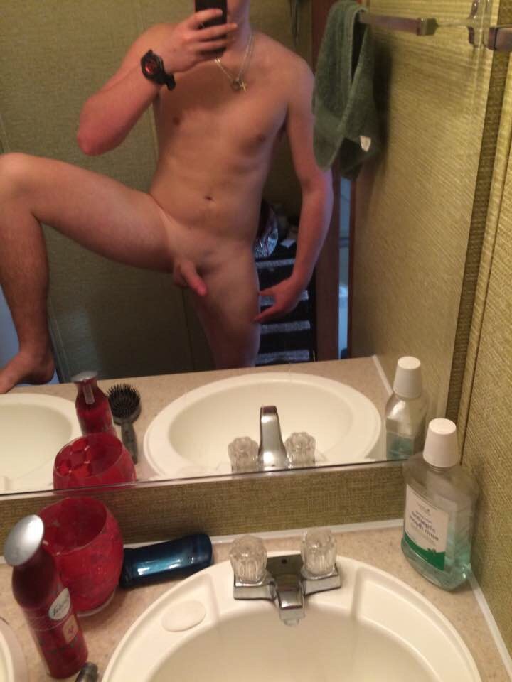 sextinguys:  This 19yo is 6′1″ athletic, and loves to sext. He was not afraid