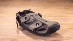 greatfulldedd:  awesome-picz:    Shoes That Grow: Guy Invents