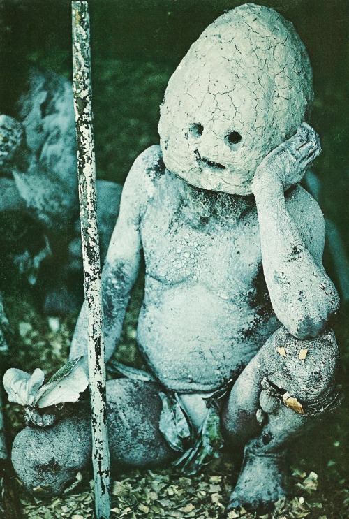 decayedintelligence: Ghoulish mud man from the Asaro River Valley, New Guinea, dons a helmet of drie