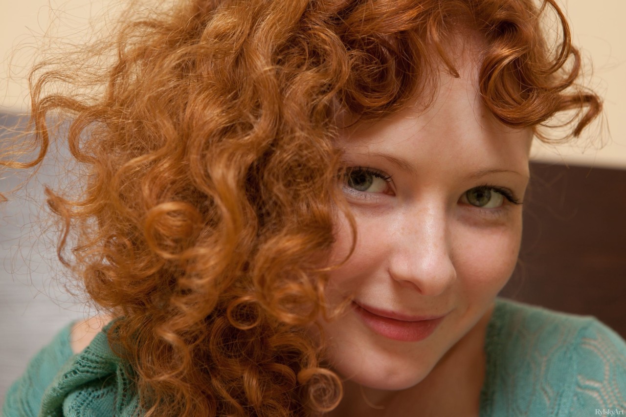 redandblondepussies:  Lovely and very sexy redhead model Rochelle Spaelen.  From