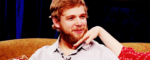 maxthieriot:  Vera stroking Max’s beard  qe dlç 