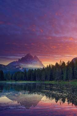 idealizar:  mountain lake at sunrise by ZeleiPeter