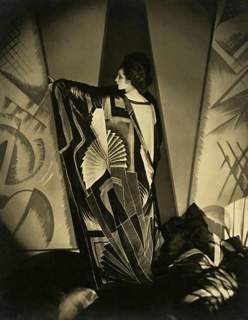 nekasuz:Tamaris with a large Art Deco scarf, 1925, photo by Edward Steichen