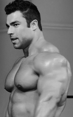 ultraclassicbodybuilders:  Eduardo Correa 