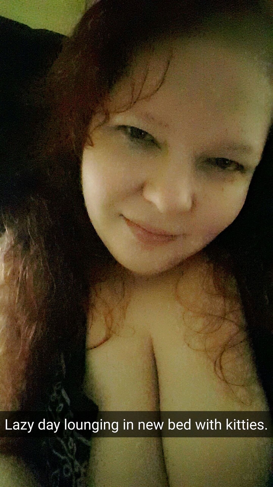 kinkylittlefatgirl:  Dimly-lit room, huge bed, half naked fat girl… all the makings