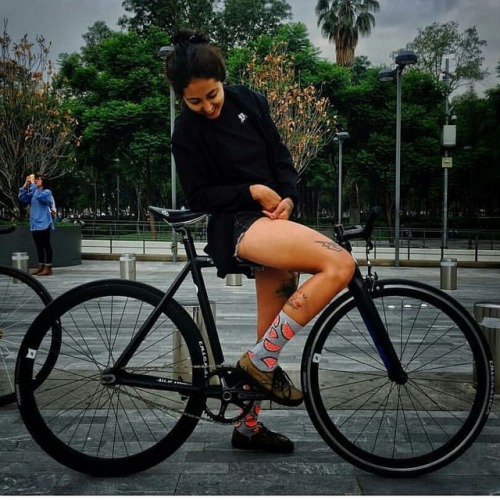 javi-ballestero:@vargas.brianda #fixiegirl #girlbike #girlsgonefixie #ridegirl #ridelikegirl #fixiec