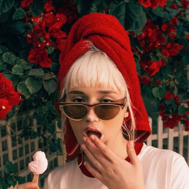 urbannoir: Pretty Flowers, Pretty Women