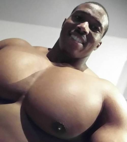 thagoodgood:  Those titties tho!
