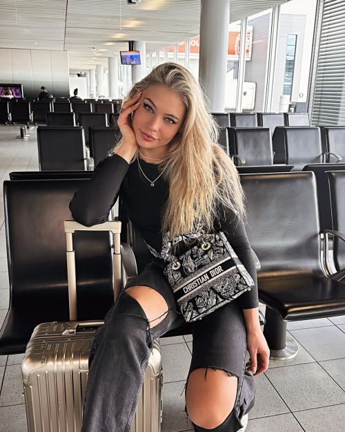 blackblade57:  Jutta Leerdam at airport Schiphol