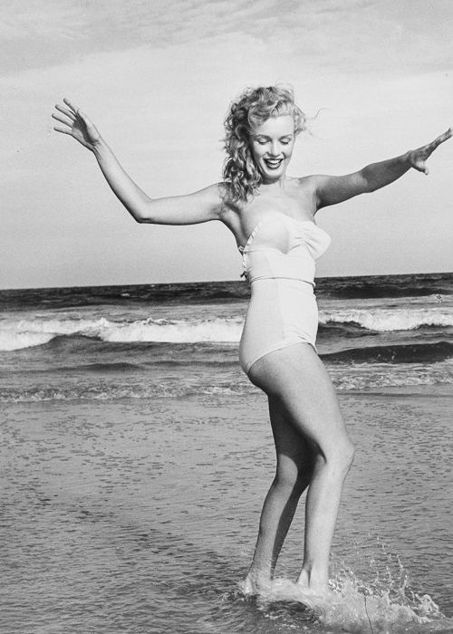 missmonroes:
“ Marilyn Monroe photographed by Andre De Dienes, 1949
”