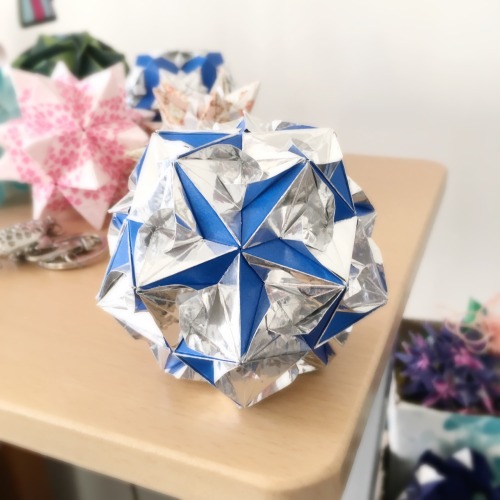 Floral Globe designed by Tomoko Fuse | instructions | folded bySpring break here I come!