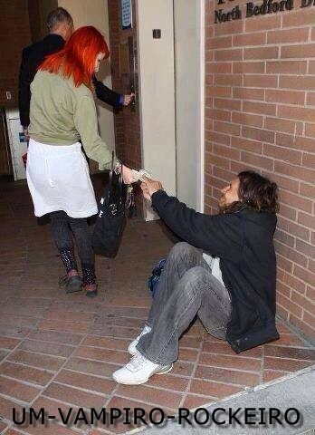 um-vampiro-rockeiro:   Pessoas normais: Awn, como a Hayley é tao linda, tao fofa, tao caridosa, tao perfeita ♥  Eu:  Aquele momento que até um mendigo se veste melhor do que eu.  ( Um Vampiro Rockeiro )
