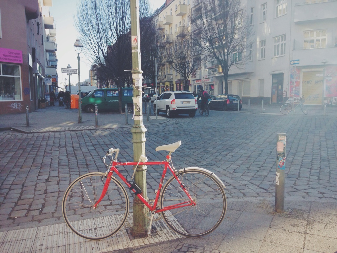 Fahrrad wird von der Sonne gekitzelt. // Schillerkiez Neukölln
Dieses Foto wurde heute auf Instagram von @igersberlinofficial gefeatured :)