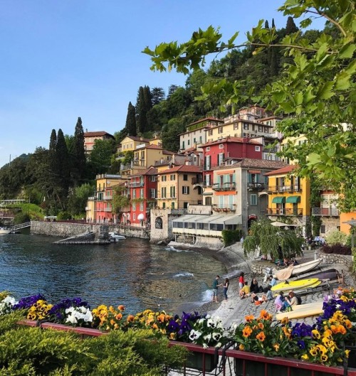 Colours of Italy  #varenna #lagodicomo #italyplacetobe #lakecomo #italiansunday (presso Varenna)