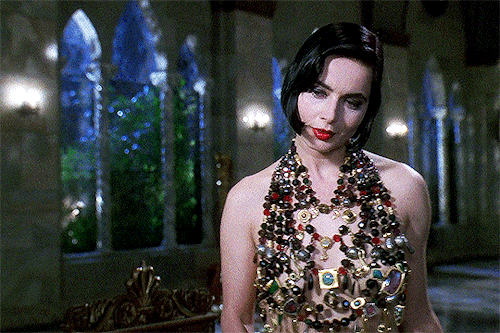 Isabella Rossellini as Lisle Von Rhuman in Death Becomes Her (1992).
