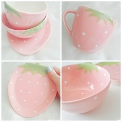 gasaii:  Strawberry set from zakkamart.com