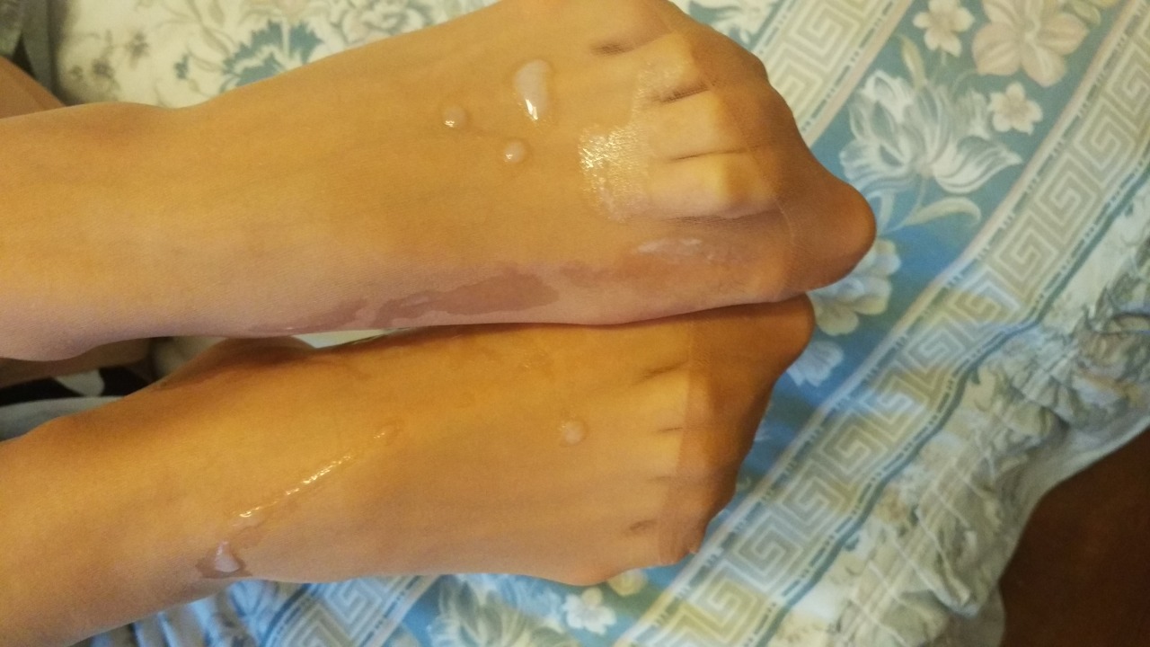 cumonhosery:  Cum on my girl’s feet