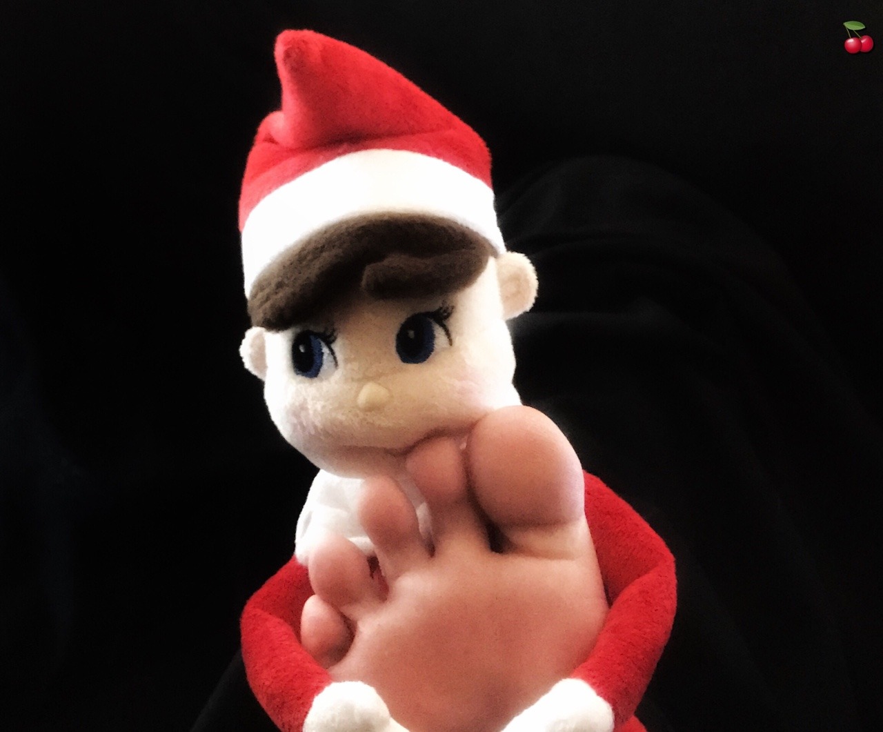 cherryredtoes:  Naughty elf…….